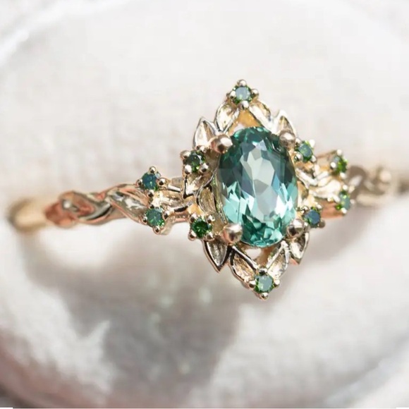 Elegant Ring With Green Gemstones. - Picture 2 of 6